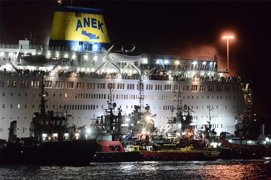 Ακόμη καίει η φωτιά στο πλοίο «Βενιζέλος» -'Δύσκολη κατάσταση, δεν ξέρουμε πώς θα εξελιχθεί', λένε οι πυροσβέστες 