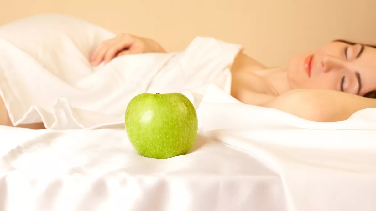 Δυσκολεύεστε να κοιμηθείτε; Πότε ένα μήλο μπορεί να γίνει ο απρόσμενος σύμμαχος που δίνει λύση