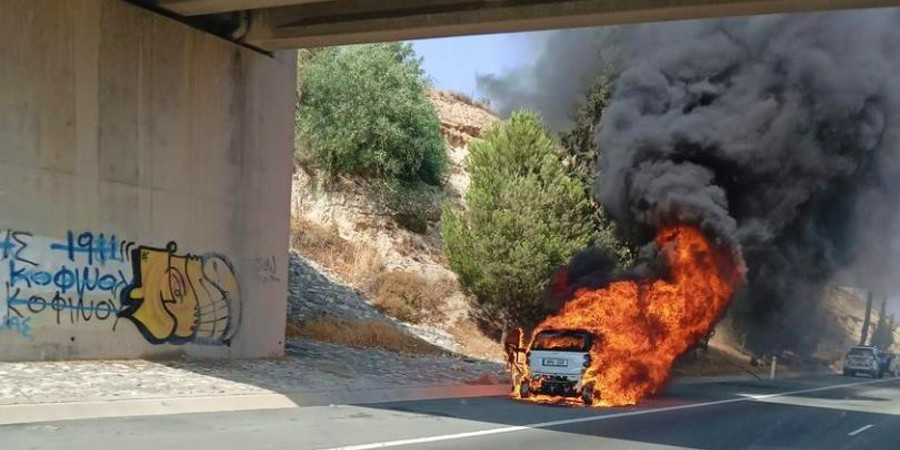 Στις φλόγες όχημα στον αυτοκινητόδρομο – Βρισκόταν εν κινήσει – Δείτε φωτογραφία