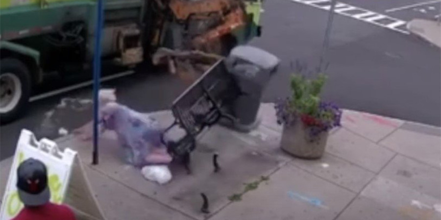 ΑΠΙΣΤΕΥΤΟ: Σκουπιδιάρικο ξήλωσε παγκάκι και εκσφενδόνισε ηλικιωμένη στον αέρα - VIDEO