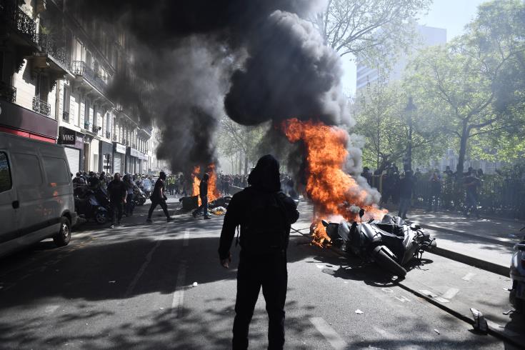 ΓΑΛΛΙΑ: Συγκρούσεις αστυνομικών με κίτρινα γιλέκα στο Παρίσι  