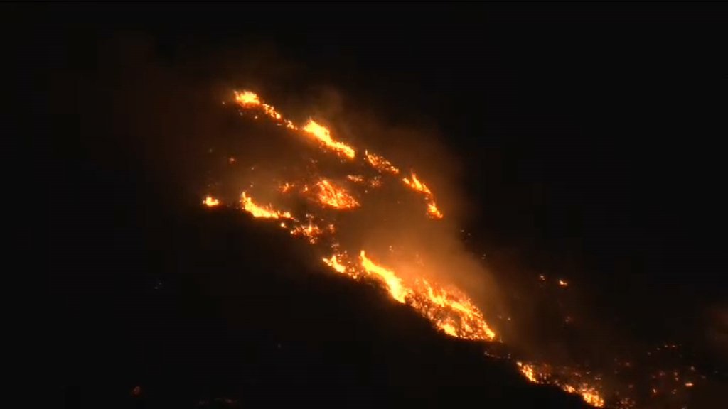 Πυρκαγιά στην Πάφο: Ολονύχτια μάχη με τις φλόγες – Αναμένονται ενισχύσεις με πτητικά μέσα από Ελλάδα και Ιορδανία