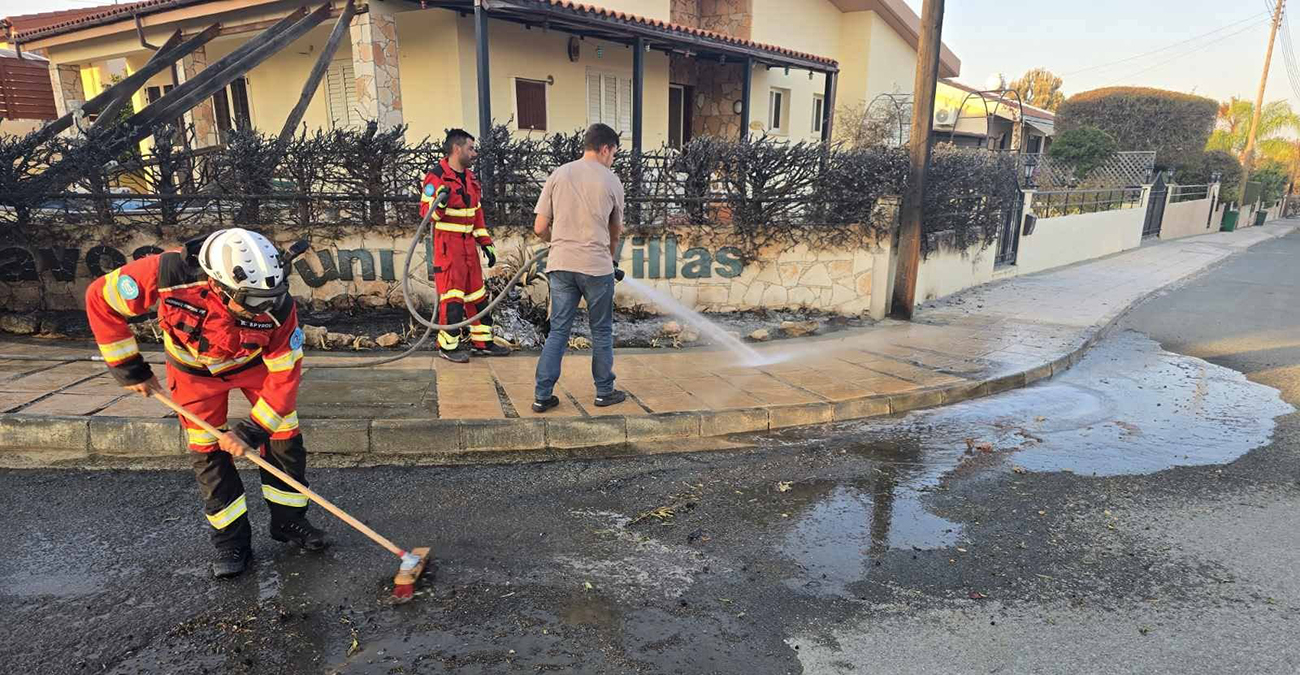 Από την αντιμετώπιση της πυρκαγιάς στην αποκατάσταση – Άντλησαν νερό από πισίνες για καθαρισμό σπιτιών και δρόμων - Δείτε φωτογραφίες