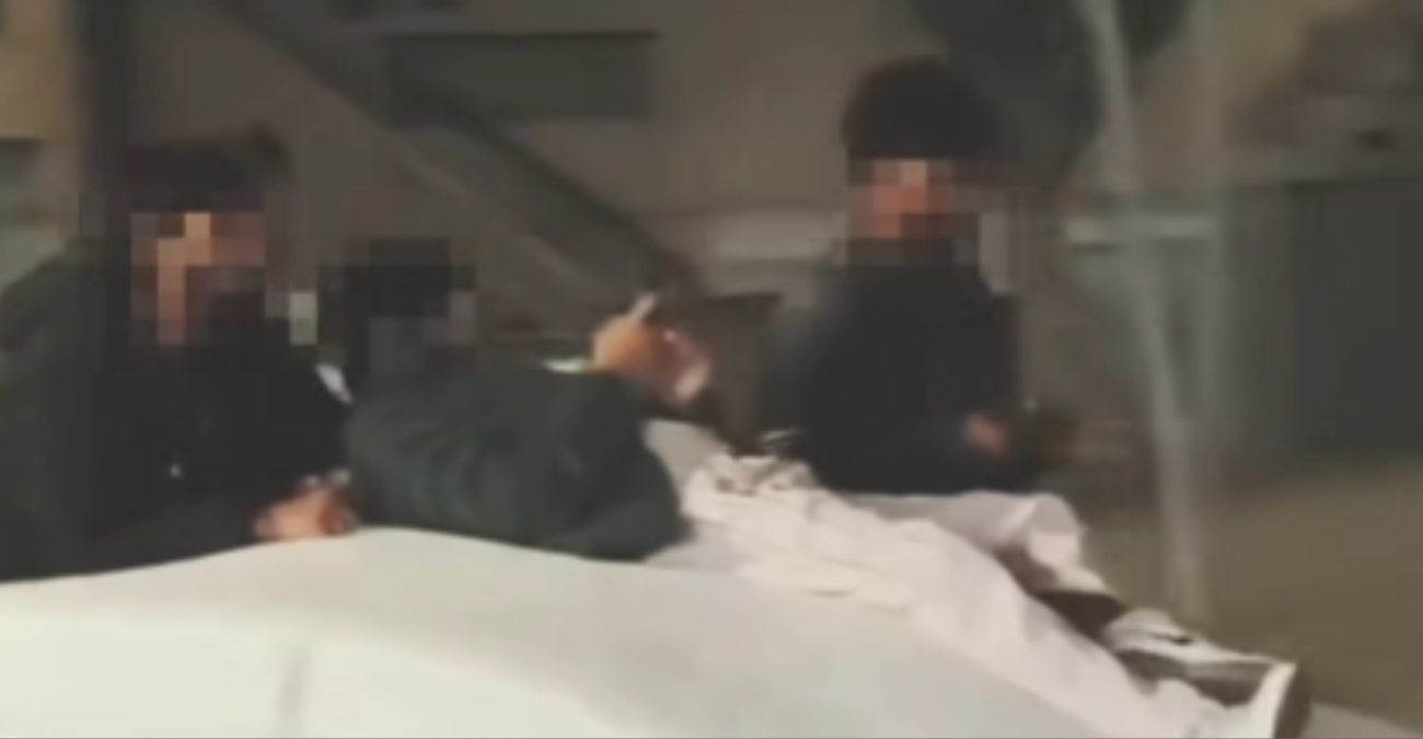 ΒΙΝΤΕΟ: Έκαναν μετακόμιση με... καρότσι υπεραγοράς – Ξάπλωσε στο στρώμα και έπαιζε στο κινητό του ενώ τον έσπρωχναν στον δρόμο