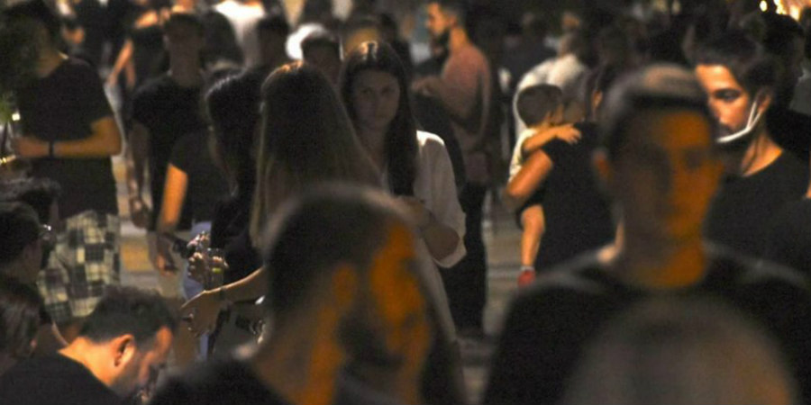 ΕΛΛΑΔΑ: Βραδιά απόλυτου συνωστισμού στις πλατείες της Αθήνας - Ο ένας πάνω στον άλλον, χωρίς μάσκες - VIDEO