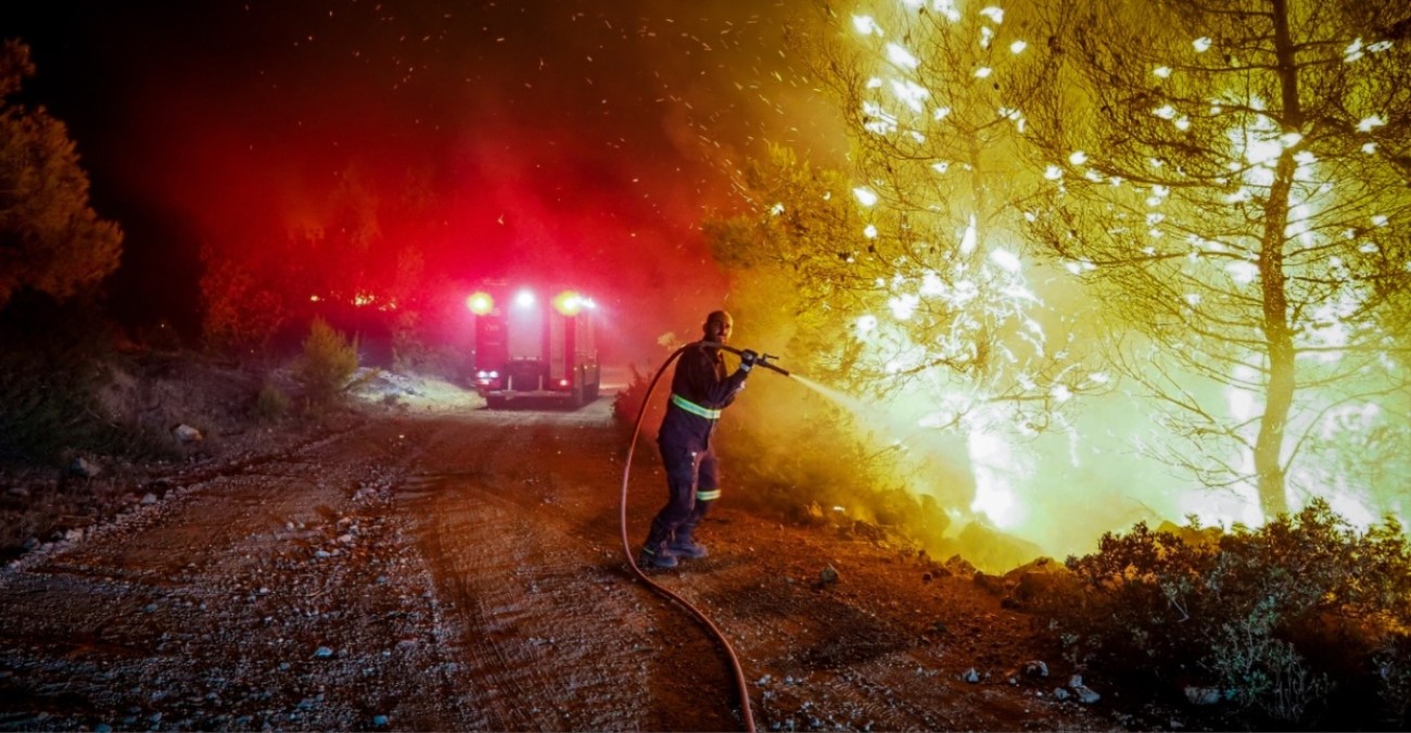Ολονύχτια μάχη με τις φλόγες σε Εύβοια και Ρέθυμνο - Δείτε βίντεο και φωτογραφίες