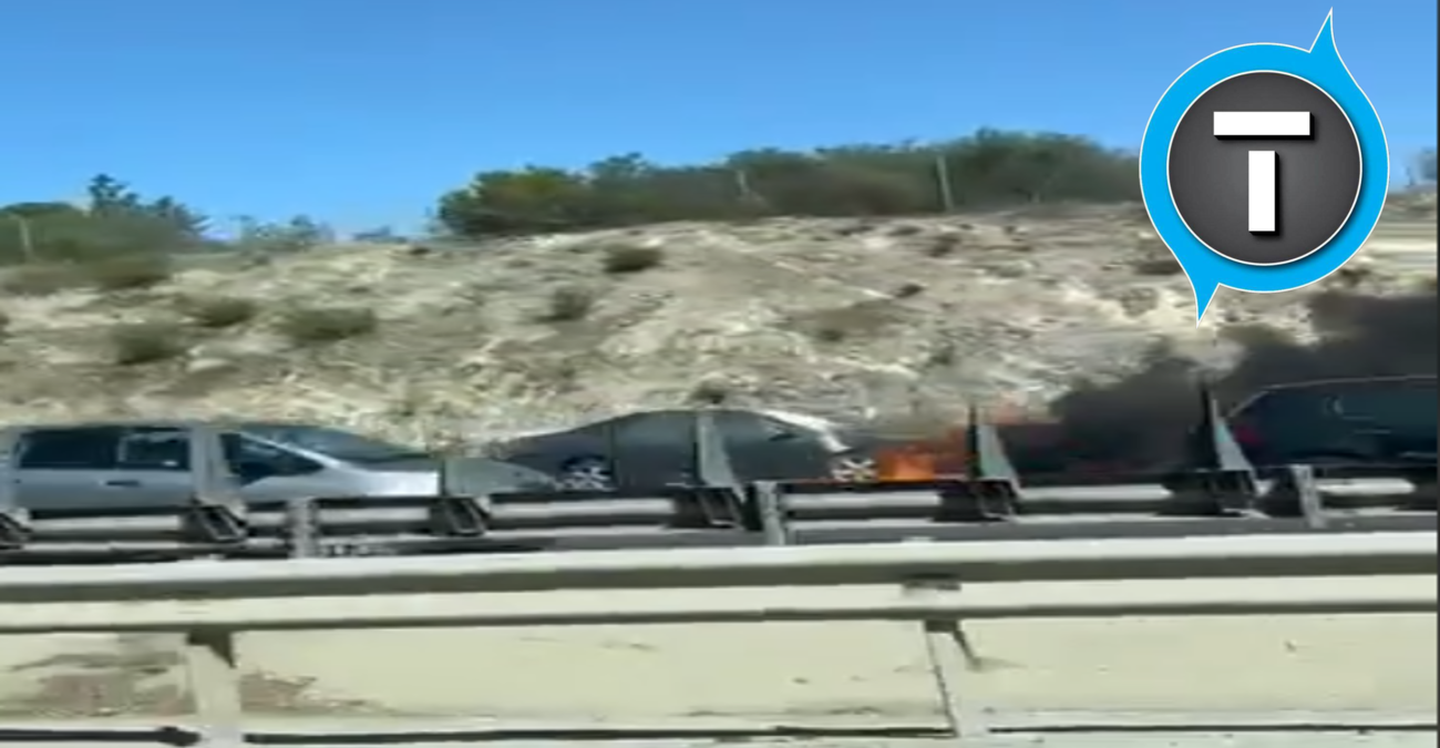 Στις φλόγες όχημα στον αυτοκινητόδρομο - Δείτε βίντεο από το σημείο    