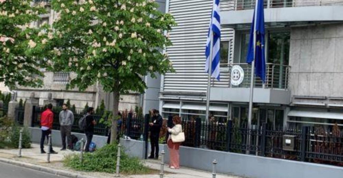 Ψηφίζουν οι Έλληνες της Γερμανίας - Διαμαρτυρία στο Βερολίνο για διαδικασία εγγραφής
