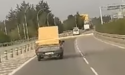Απίστευτο και όμως... Κυπριακό - Οδηγούσε όχημα φορτωμένο ξύλα που κάλυπταν και την δεύτερη λωρίδα του αυτοκινητόδρομου -VIDEO