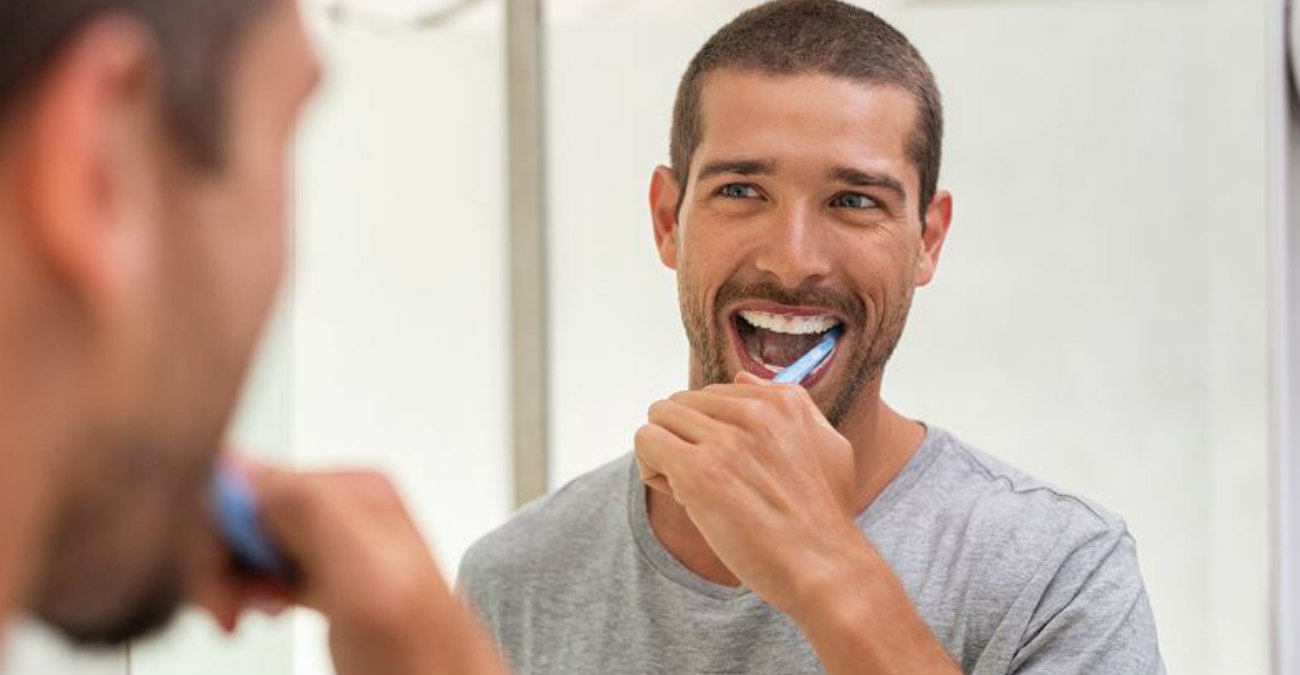 Εσείς αυτό το κάνετε όταν βουρτσίζετε τα δόντια σας; Η κίνηση που ωφελεί την υγεία