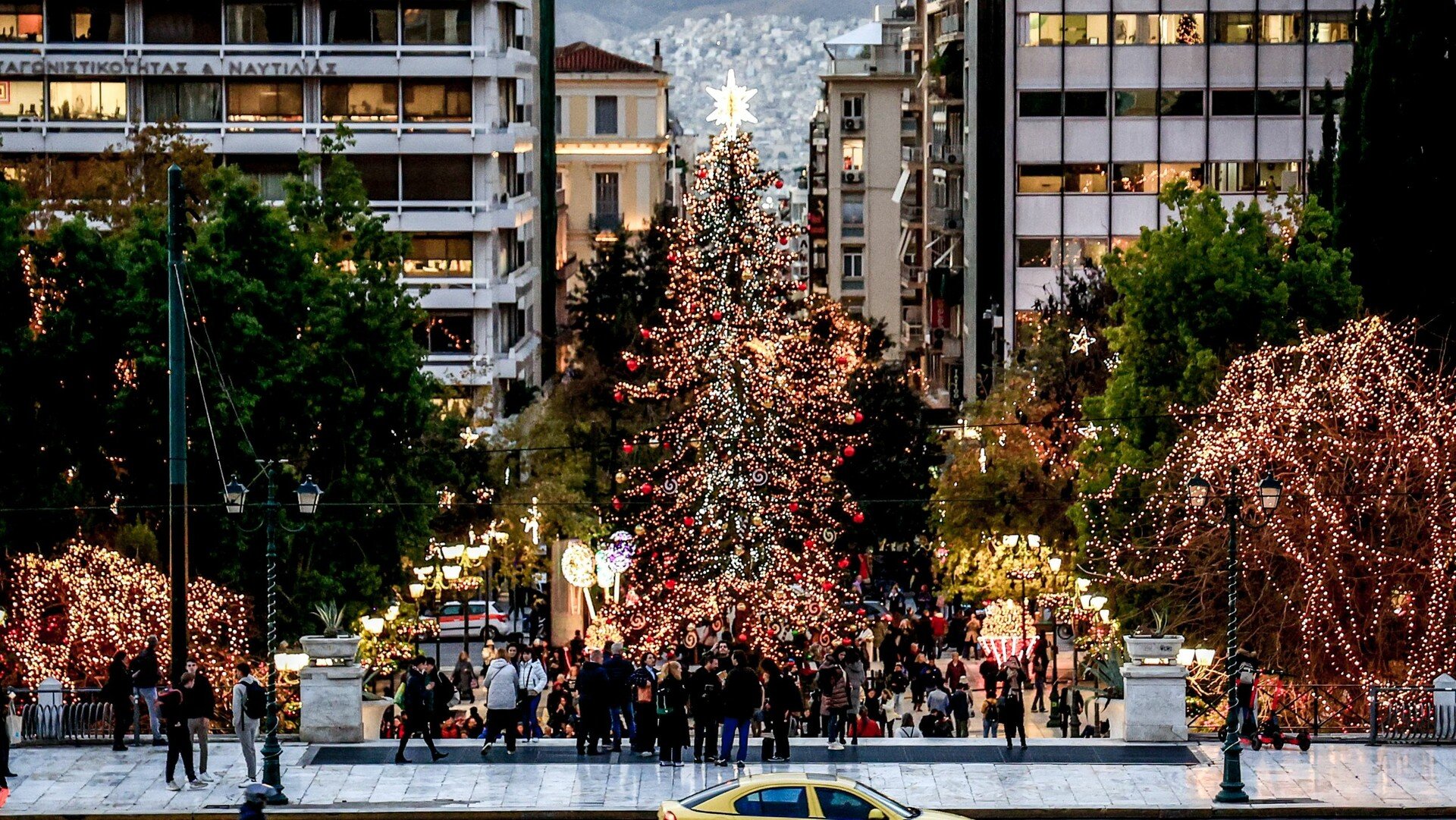 Στο πνεύμα των Χριστουγέννων και η Αθήνα; Πότε φωταγωγείται το δέντρο - H μεγάλη συναυλία στο Σύνταγμα