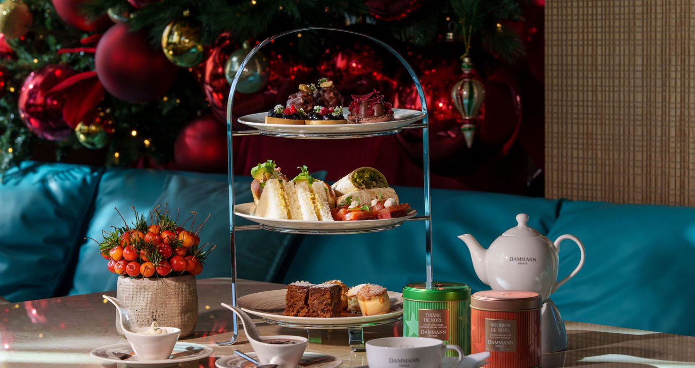 Καφέ στη Λεμεσό έβαλε τα γιορτινά του και μας καλεί σε ένα απογευματινό τσάι παρέα με τα πέντε αστέρων γλυκά του - Δείτε φωτογραφίες