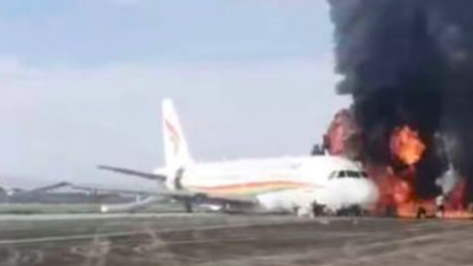 Βίντεο από τη στιγμή που αεροπλάνο τυλίγεται στις φλόγες - Τρόμος για τους επιβάτες 