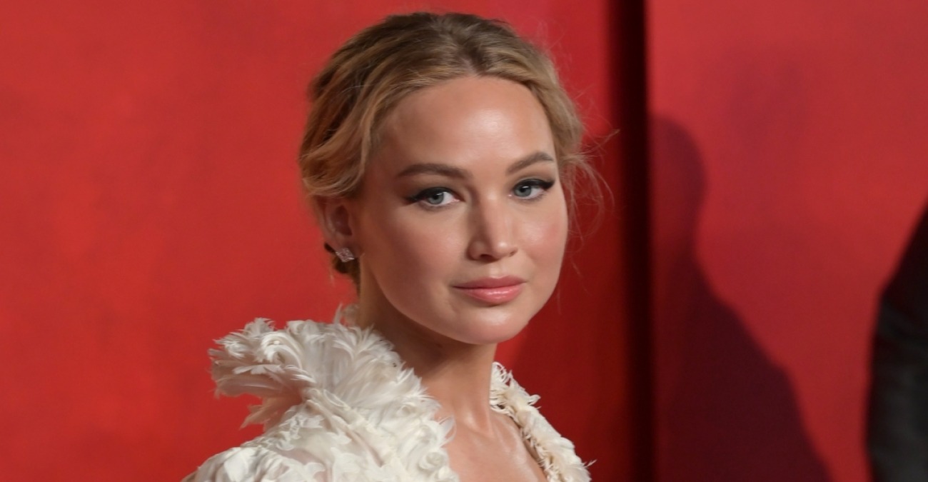 Τζένιφερ Λόρενς στις Χρυσές Σφαίρες: Με σι θρου φόρεμα έκλεψε την παράσταση στο κόκκινο χαλί - Δείτε βίντεο