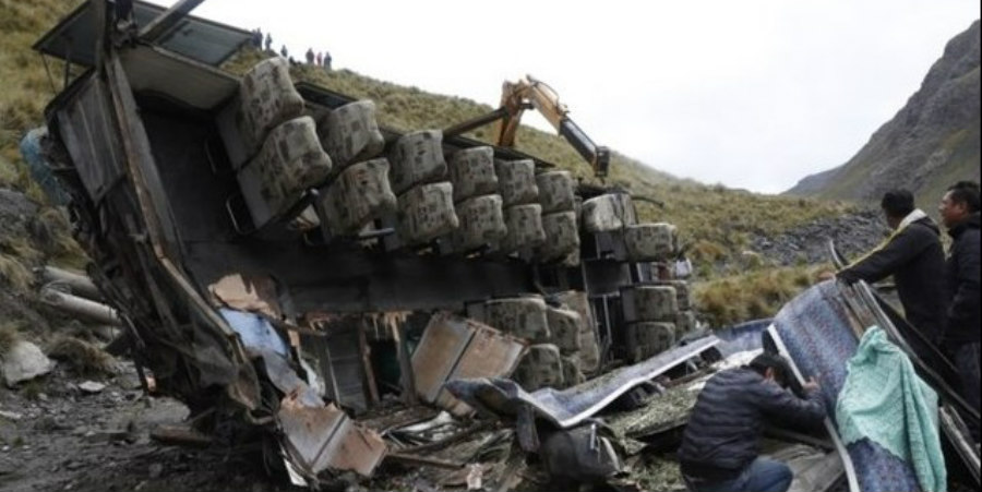 Τραγωδία στη Βολιβία: Tουλάχιστον 34 νεκροί και 12 τραυματίες από πτώση λεωφορείου σε χαράδρα
