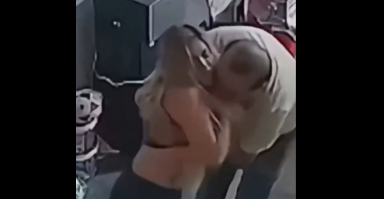 Οργή στο Περού για το βίντεο της σεξουαλικής επίθεσης μαέστρου σε 26χρονη τραγουδίστρια: «Σιγά-σιγά θα το ξεπεράσεις» της έλεγαν από τη μπάντα της