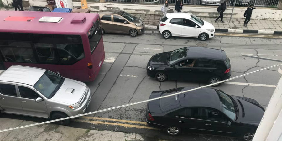 «Ο γάρος της ημέρας»: Λεωφορείο παίρνει τα παιδιά απ’ το σχολείο στη μέση του δρόμου – Επανειλημμένη «κατάληψη» parking από ασυνείδητο οδηγό   