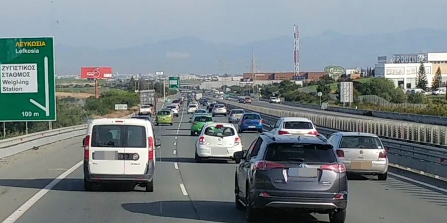 Τρία ατυχήματα με το καλημέρα - Πυκνή τροχαία κίνηση στον αυτοκινητόδρομο