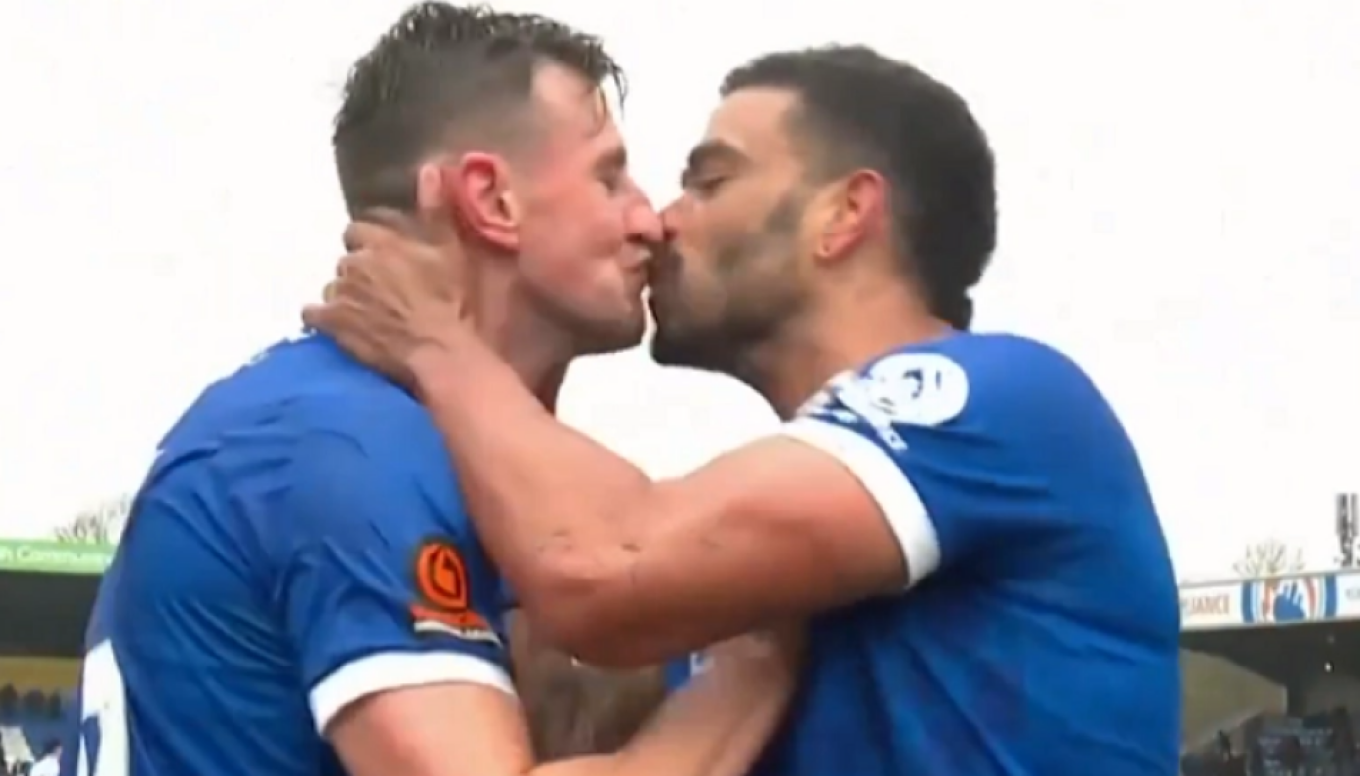 Ποδοσφαιριστές στην Αγγλία φιλήθηκαν στο στόμα για να πανηγυρίσουν γκολ της ομάδας τους - Βίντεο