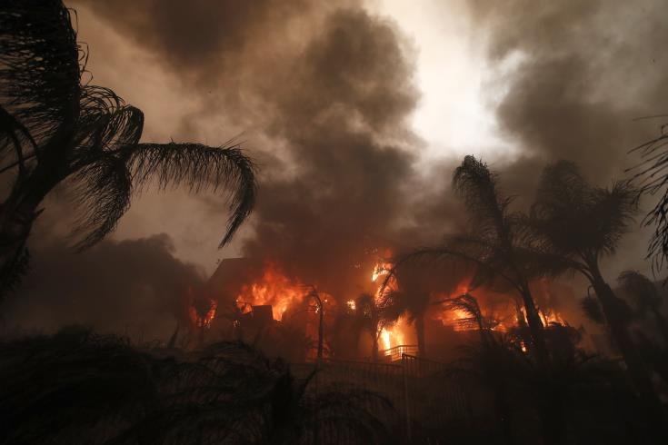 Συνεχίζονται οι δασικές πυρκαγιές στην Καλιφόρνια- Μεγαλώνει η λίστα με τους νεκρούς