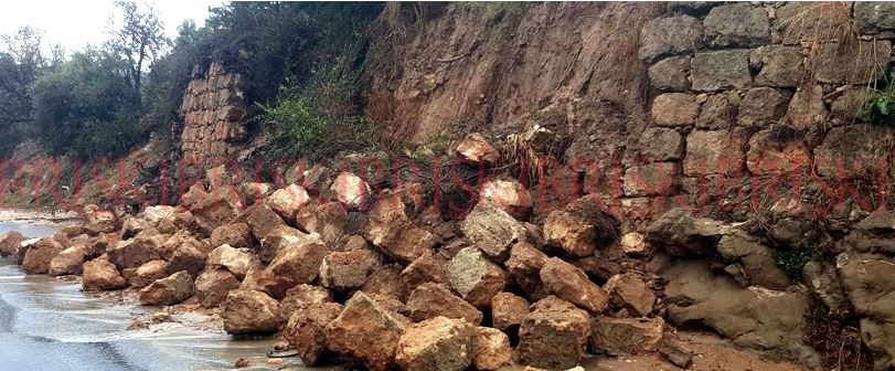 ΚΑΤΕΧΟΜΕΝΑ: Πέτρες από τοίχο 10 μέτρων έπεσαν σε λεωφορείο γεμάτο τουρίστες - ΦΩΤΟΓΡΑΦΙΕΣ
