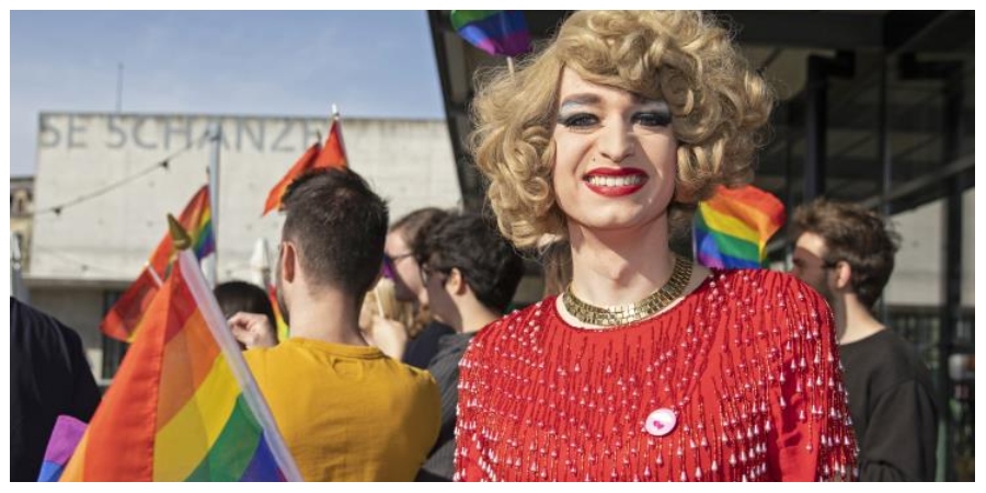 Οι Ελβετοί ενέκριναν σε δημοψήφισμα νόμο κατά της ομοφοβίας