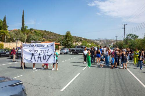 «Σεβασμός στη ψήφο του Λαού» – Διαμαρτυρία κατοίκων Άλασσας για ακύρωση εκλογής του κοινοτάρχη – Έκλεισαν δρόμο