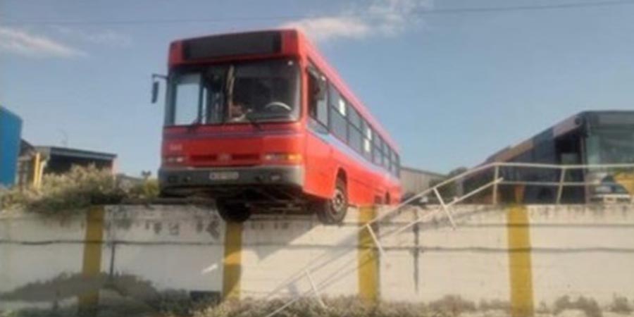 Τρόμος στη Θεσσαλονίκη: Λεωφορείο βρέθηκε να κρέμεται στο κενό -ΦΩΤΟΓΡΑΦΙΕΣ