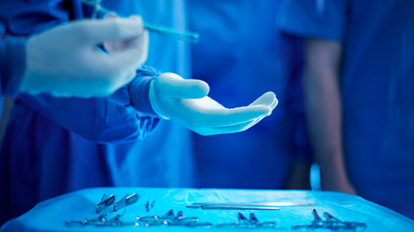 Χειρουργός κατηγορείται για ανθρωποκτονία μετά από αφαίρεση λάθος οργάνου σε επέμβαση