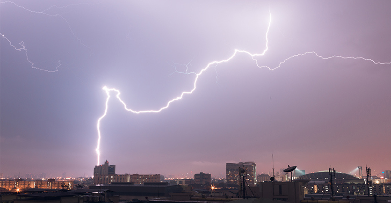 Απίστευτο βίντεο: Κεραυνός «σχίζει» τον ουρανό της Λευκωσίας – Έκανε τη νύχτα μέρα