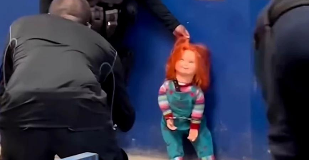 Η κούκλα του Τσάκι… συνελήφθη στο Μεξικό επειδή κρατούσε αληθινό μαχαίρι και τρόμαζε τον κόσμο – Τις πέρασαν χειροπέδες