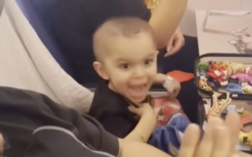 VIDEO: Ένα ολόκληρο αεροπλάνο χειροκροτεί 2χρονο που νίκησε τον καρκίνο - «Είμαστε περήφανοι για σένα»