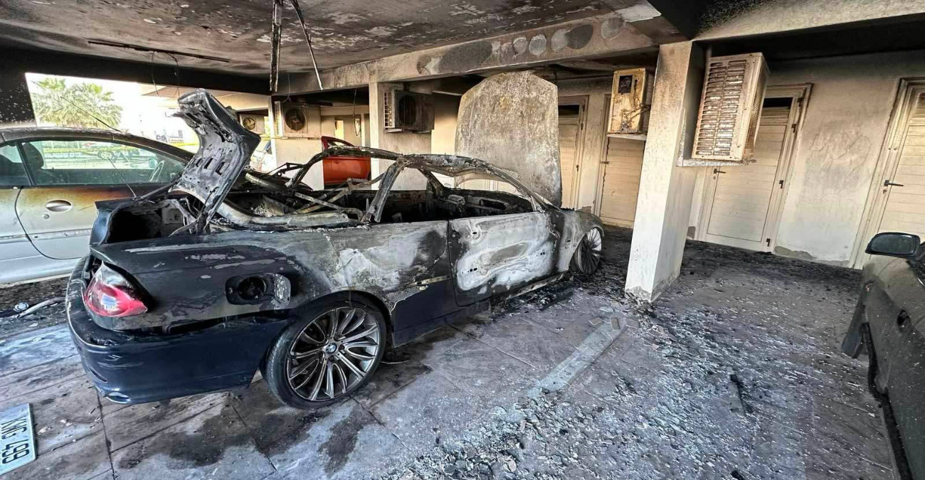 Όχημα 54χρονου «τυλίχθηκε» στις φλόγες – Καταστράφηκε ολοσχερώς, ζημιές και σε άλλα δύο αυτοκίνητα – Δείτε φωτογραφία