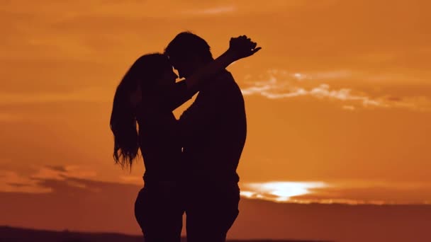 Νέο ηχηρό ζευγάρι στην κυπριακή showbiz – Ερωτεύτηκαν στα γυρίσματα – VIDEO