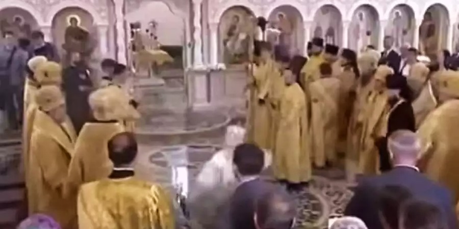 Πατριάρχης Μόσχας: Γλίστρησε και έπεσε κατά τη διάρκεια της Θείας Λειτουργίας - Δείτε βίντεο