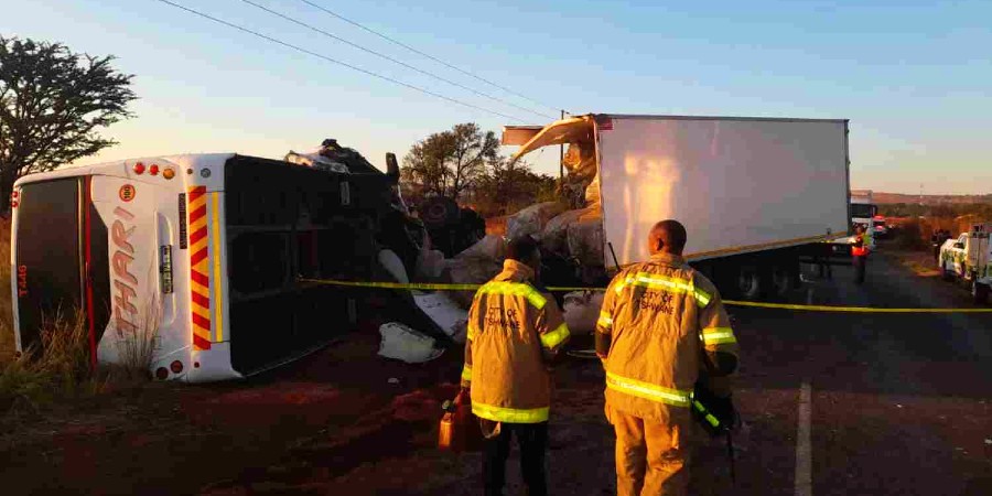Δεκαπέντε νεκροί και δεκάδες τραυματίες στη Νότια Αφρική σε σύγκρουση λεωφορείου με φορτηγό