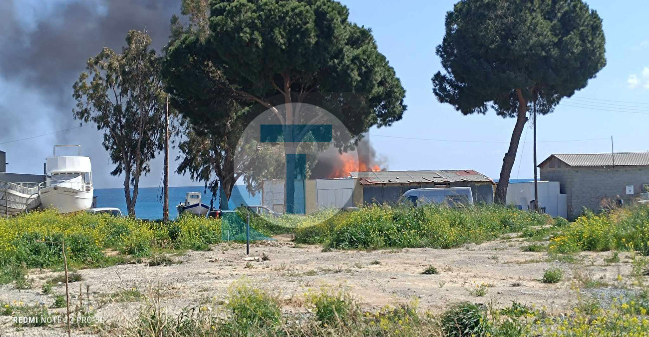 Συμβαίνει τώρα: Σε εξέλιξη φωτιά σε σκάφος στη Λεμεσό - Δείτε φωτογραφίες και βίντεο 