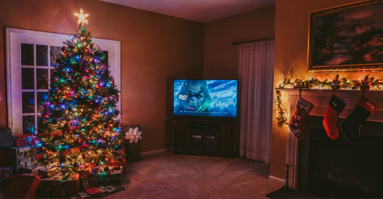 Χριστούγεννα με πρεμιέρες: Οι νέες ταινίες και σειρές που θα μονοπωλήσουν τις γιορτινές μας οθόνες