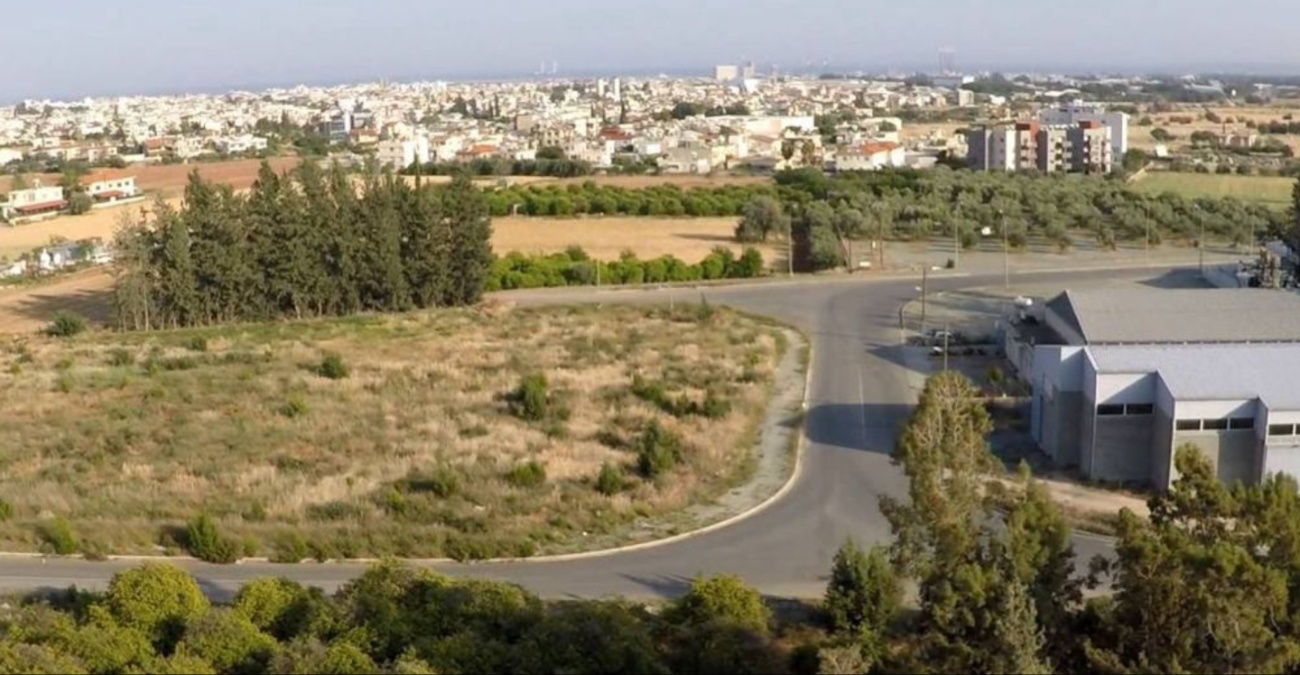 Εικόνες σοκ: Αυτοκίνητο κατέληξε αναποδογυρισμένο στη νησίδα (ΒΙΝΤΕΟ)