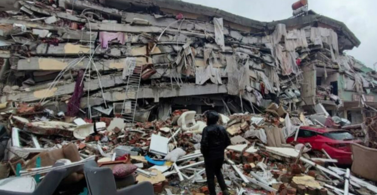 Σεισμός στην Τουρκία: Xιλιάδες άστεγοι στους δρόμους - Πλησιάζουν τους 18.000 συνολικά οι νεκροί