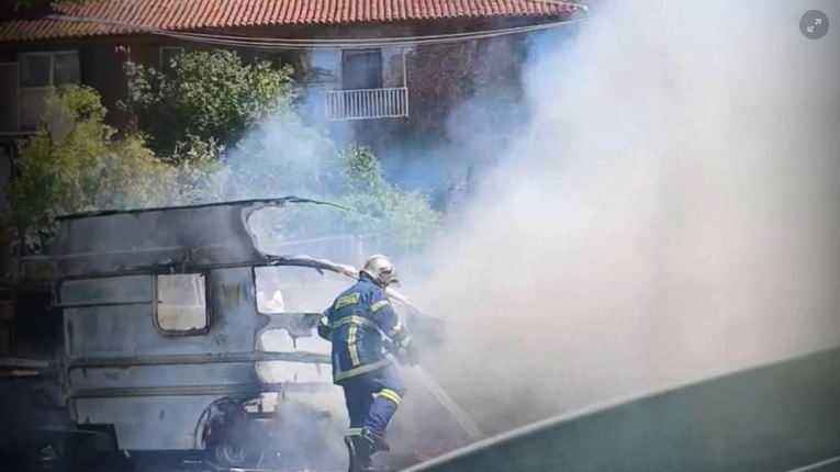 Υπό μερικό έλεγχο η πυρκαγιά στα Τέμπη - Ξεκίνησε από λάστιχο τροχόσπιτου που πήρε φωτιά εν κινήσει - Βίντεο και φωτογραφίες