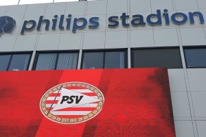 ΦΩΤΟΓΡΑΦΙΕΣ: Η… κίνηση γνωστού Απολλωνίστα μπροστά από το εντυπωσιακό πούλμαν της PSV!
