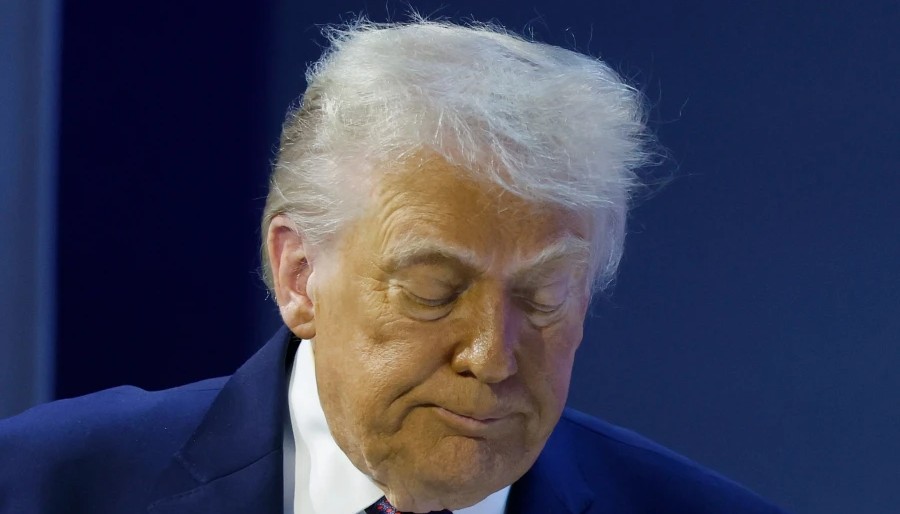 Φουντώνουν πάλι οι φήμες για την υγεία του Τραμπ: Εμφανίστηκε με μελανιές στο χέρι στο Νταβός -Δείτε φωτογραφίες 