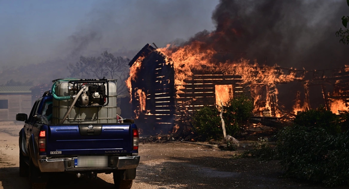 Φωτιά στον Κουβαρά: Ελεύθερος ο Ρουμάνος μετά την προσαγωγή - Συνεχίζεται η μάχη με τις φλόγες