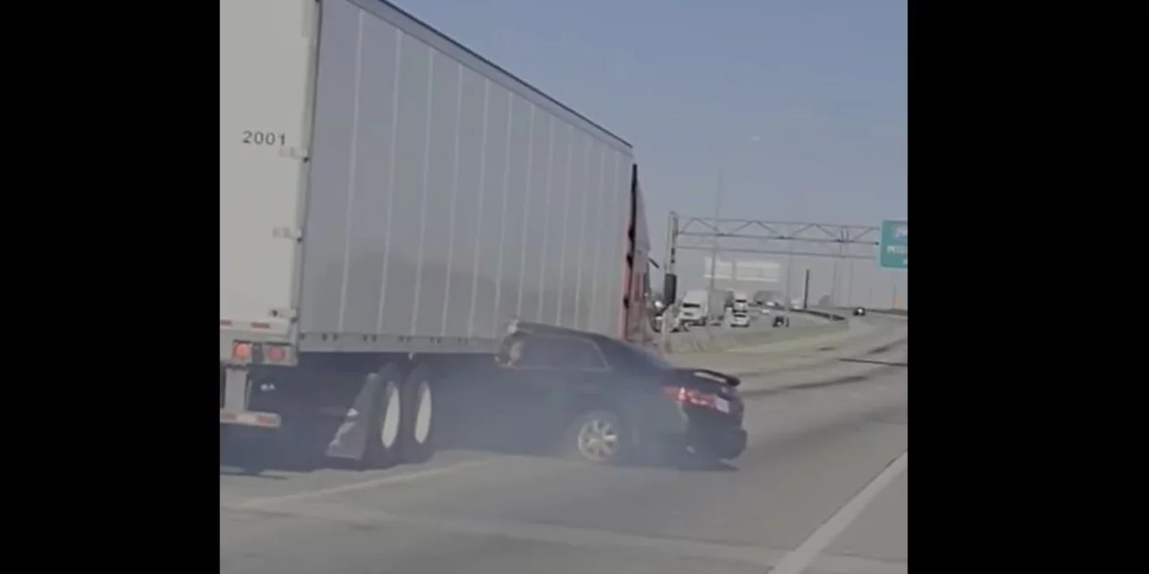 Βίντεο-σοκ: Φορτηγό σέρνει σφηνωμένο αυτοκίνητο, για μέτρα 