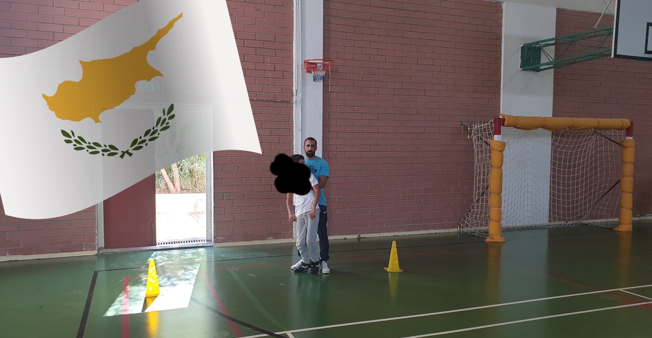 Συνοδός βοηθά παιδί με εγκεφαλική παράλυση να παίξει τερματοφύλακας - «Απαιτούμε να αμειβόμαστε αξιοπρεπώς»-  Φωτογραφία