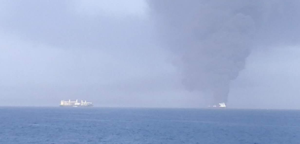 Αναφορές για εκρήξεις σε δύο τάνκερ στον Κόλπο του Ομάν- Δέχθηκαν επίθεση, εξέπεμψαν SOS