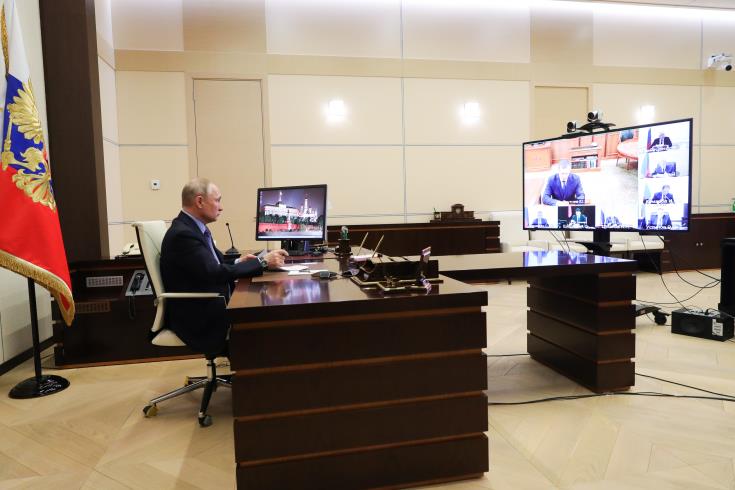 Ο Βλαντίμιρ Πούτιν εργάζεται κατά κύριο λόγο εξ αποστάσεως, ανακοίνωσε το Κρεμλίνο