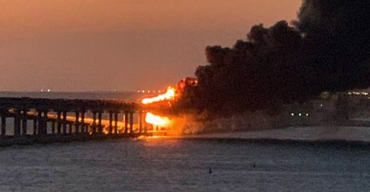 Μεγάλη έκρηξη στην Κριμαία - Βυτιοφόρο τυλίχθηκε στις φλόγες στη γέφυρα που ενώνει με τη Ρωσία - Δείτε βίντεο