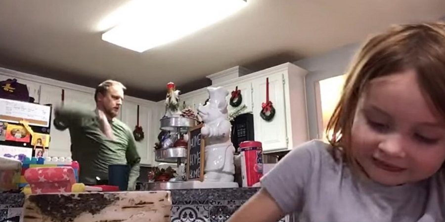 Παρατράγουδο σκορπά γέλια: Μπαμπάς χορεύει στην κουζίνα ενώ η κόρη του κάνει τηλεμάθημα - 'Λάθος η οικογένειά μου' -  BINTEO